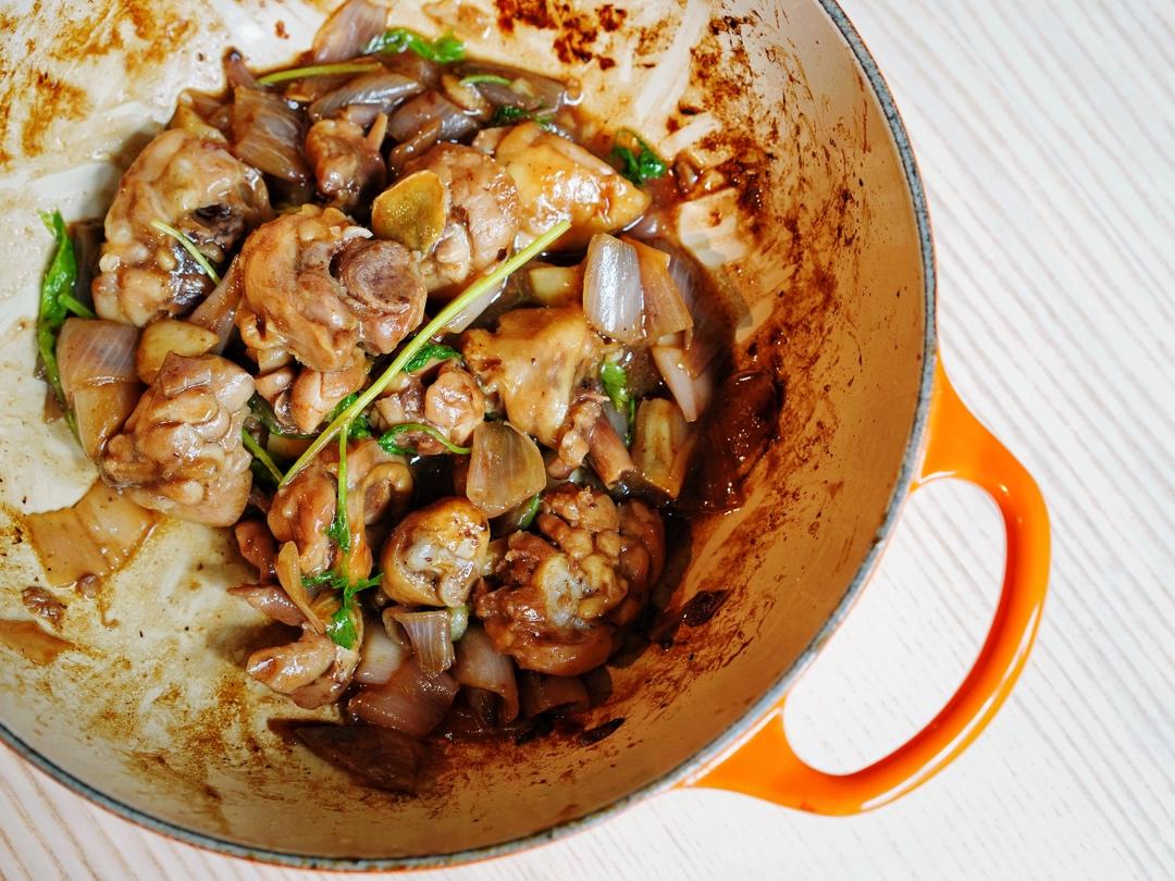 香气火爆口感滑嫩的啫啫滑鸡煲