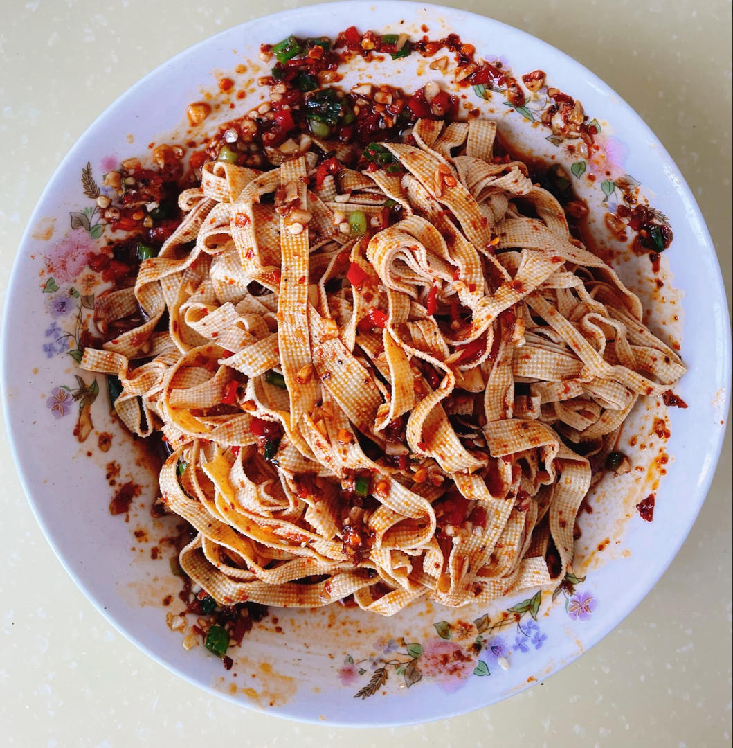 比辣条好吃百倍香辣孜然豆皮