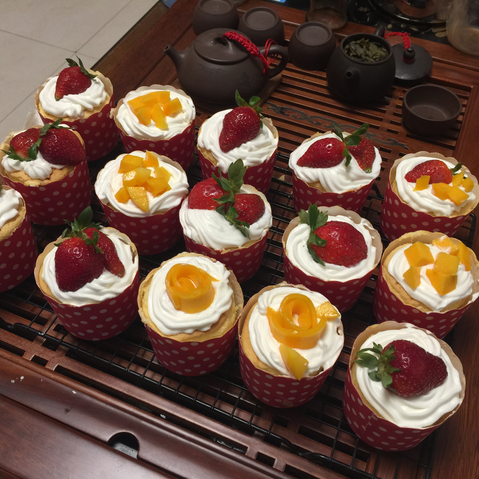 练小乖乖乖乖乖做的鲜奶油戚风杯子蛋糕(纸杯蛋糕)