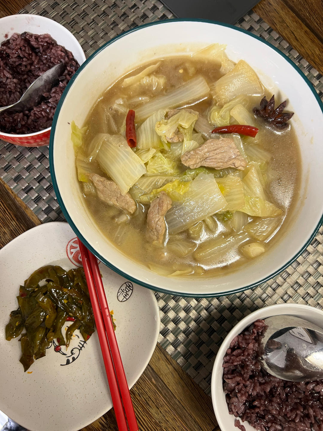 很香的白菜炖五花肉