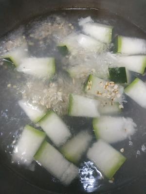超级祛湿减肥冬瓜薏米丸子汤的做法 步骤9