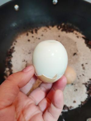 🌸蛋黄已熟，蛋白却很嫩——花椒八角桂皮盐焗蛋🥚的做法 步骤11