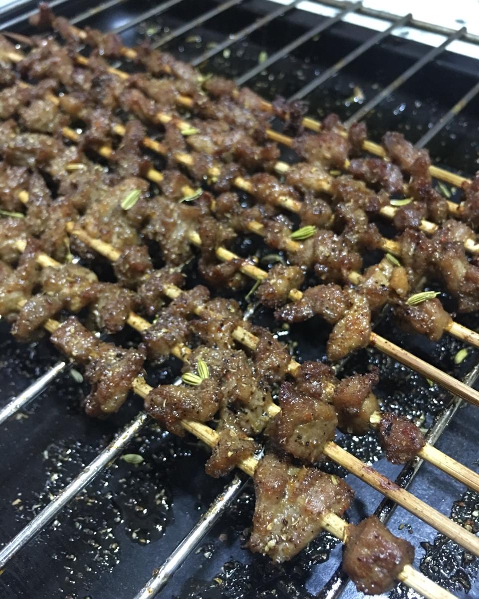 晴天^.^快乐做的羊肉串用家里烤箱烤出明火烧烤的味道!