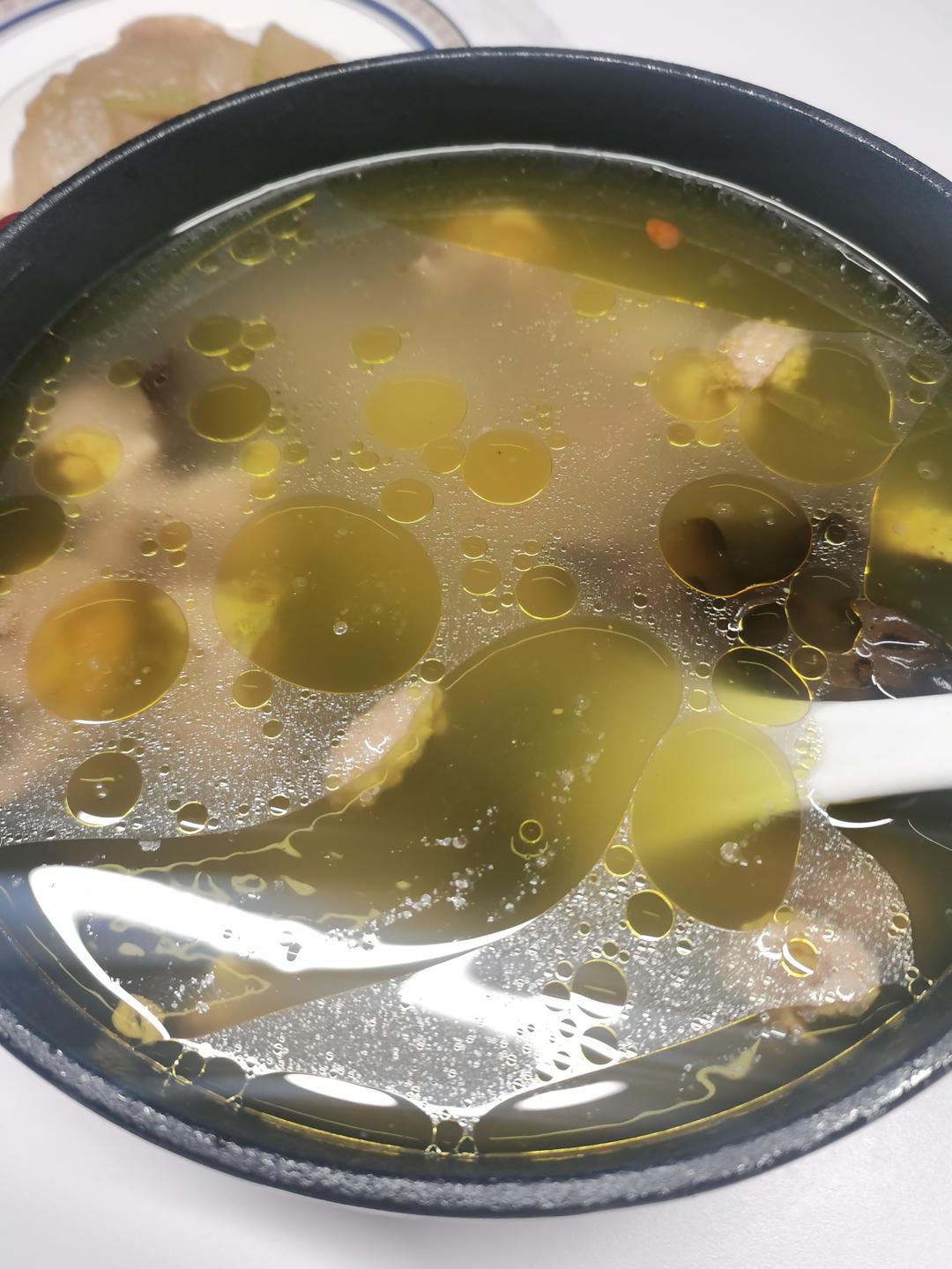 奶奶教的鲜香肥美香菇炖鸡汤