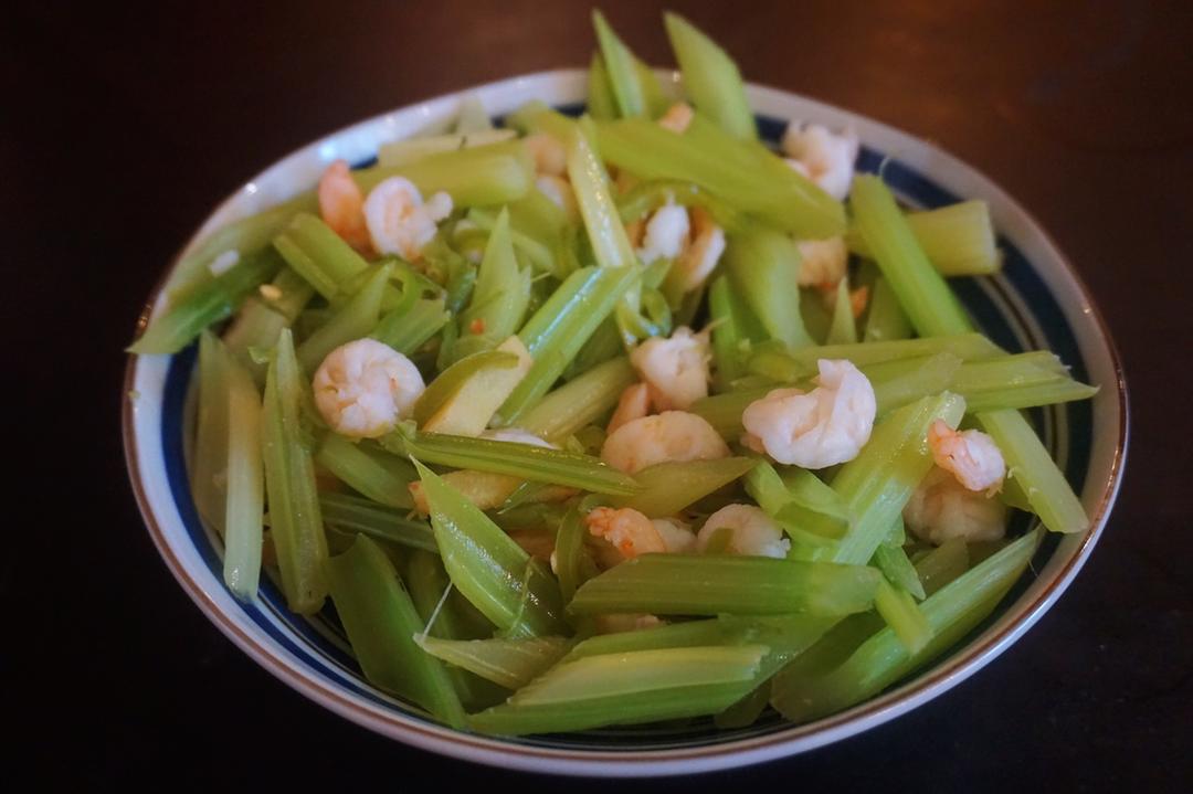 怎样炒出饭店级别的幼嫩西芹（附正确的西芹处理手法）