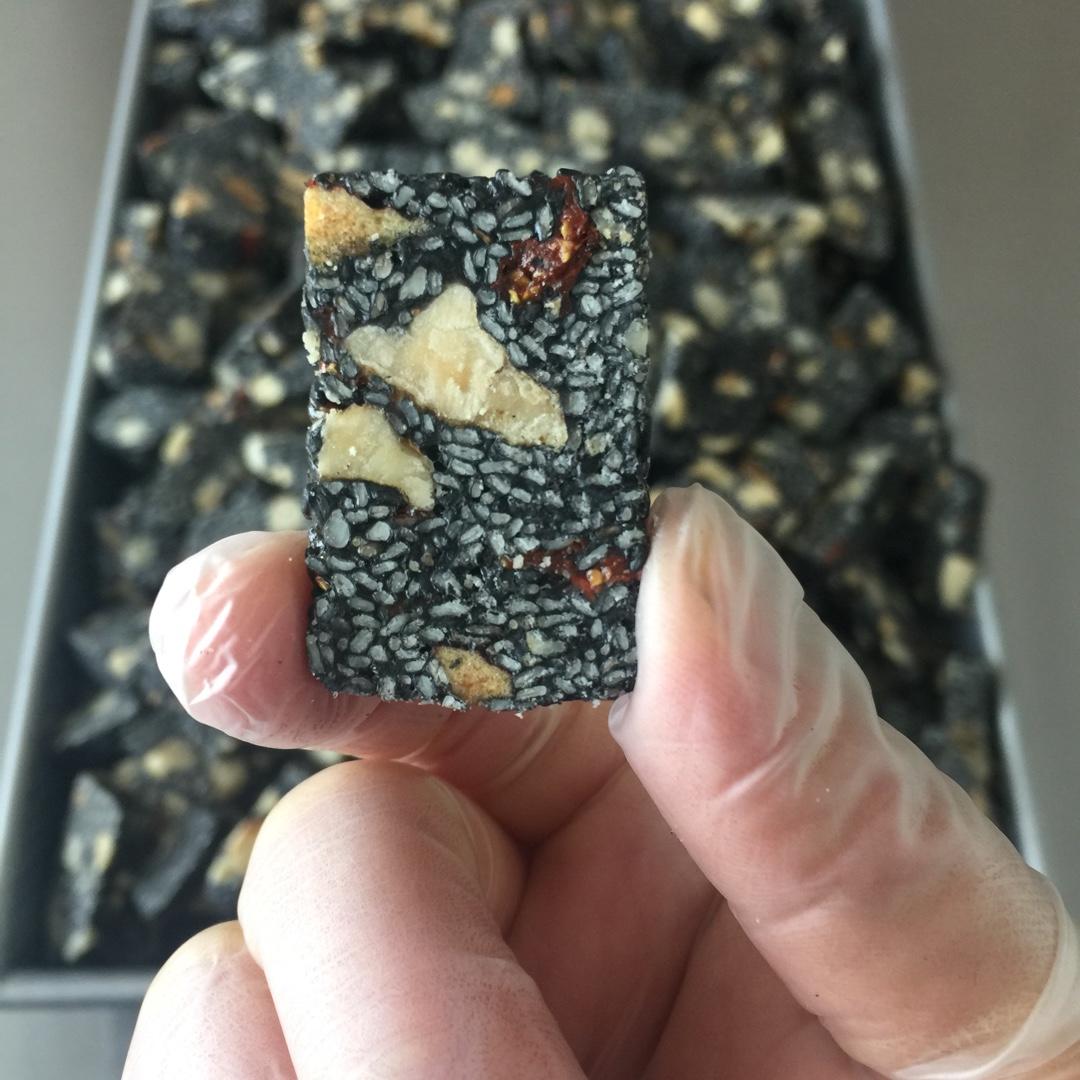 楼夫人-木米做的枸杞核桃花生黑芝麻片