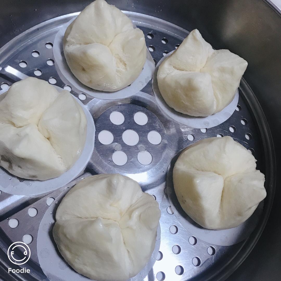 云朵般松软爆浆蜜汁叉烧包