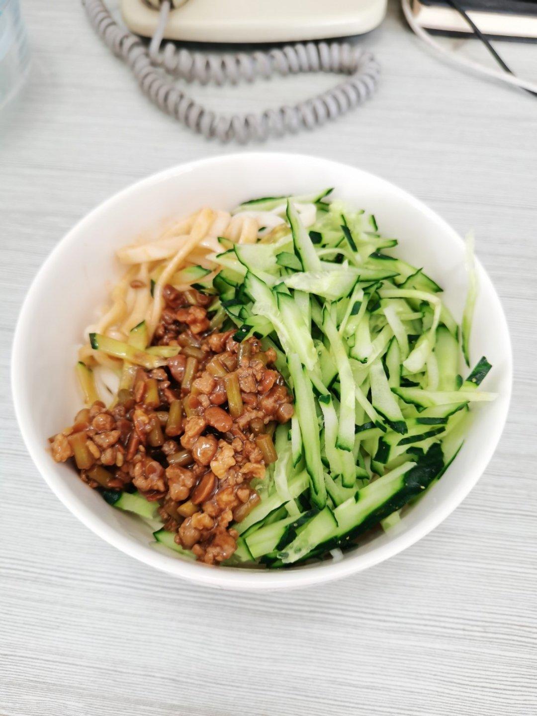 香菇猪肉酱拌面