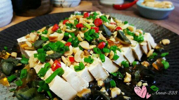 双椒拌皮蛋豆腐