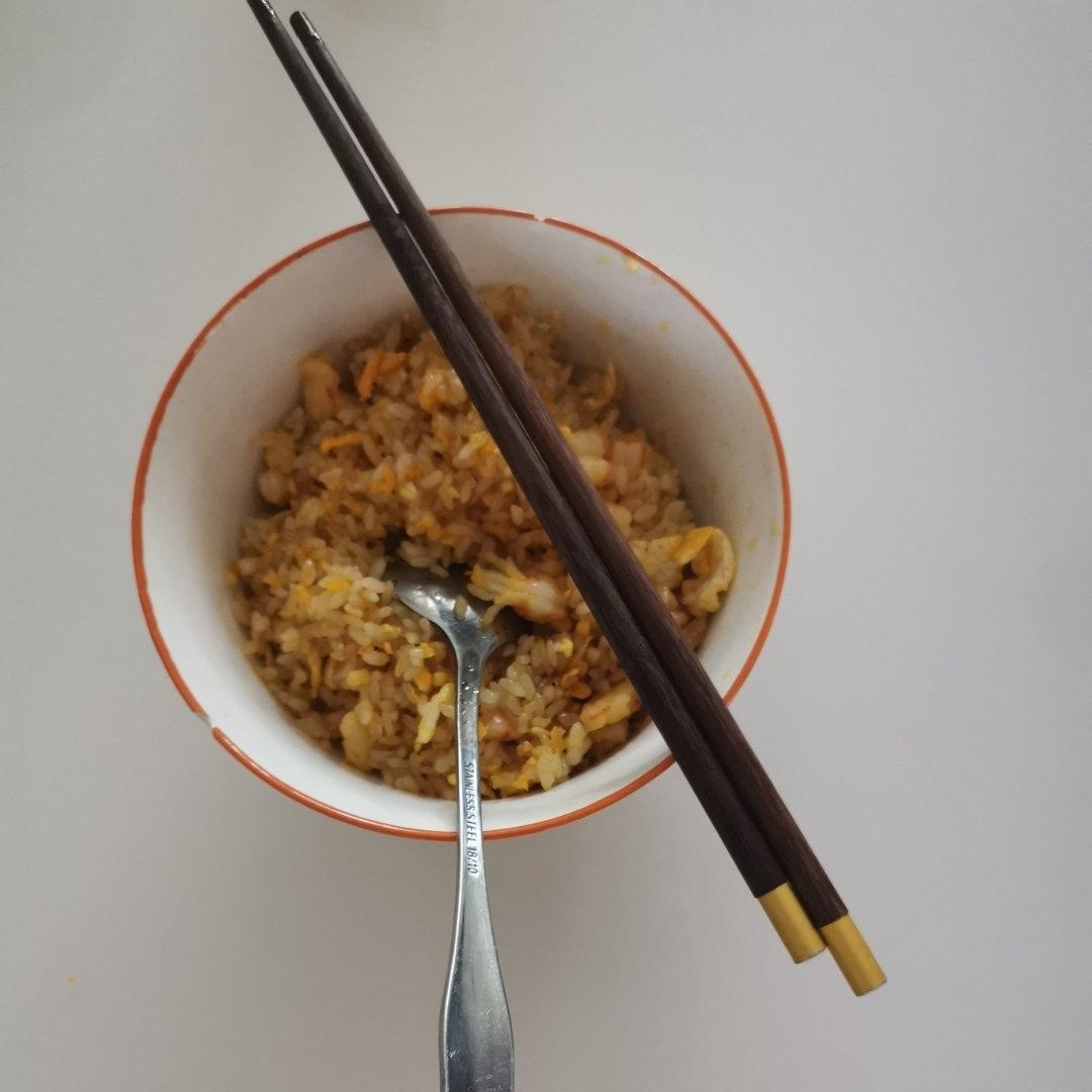 孩子吵着要吃的虾仁蛋炒饭