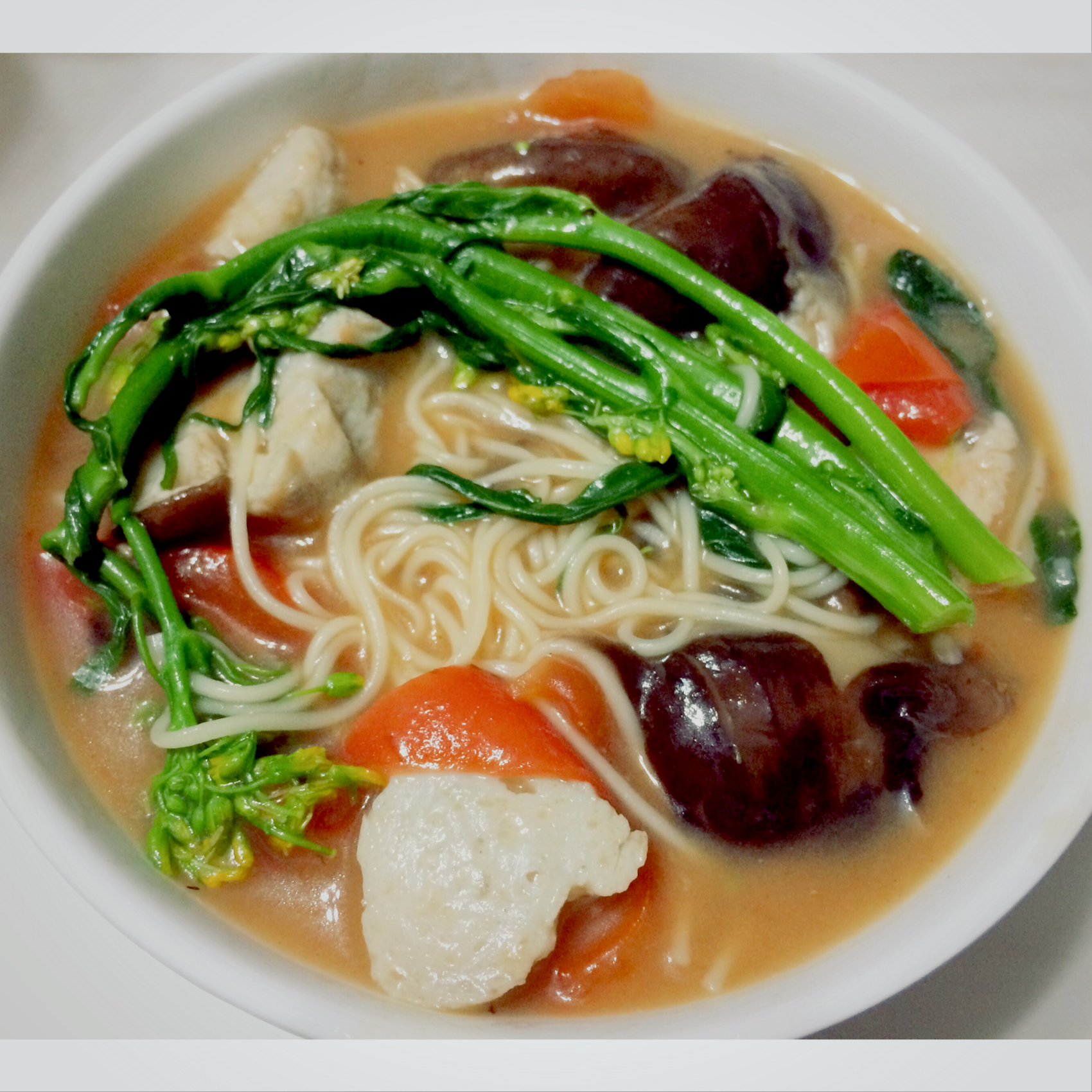 在凌晨时下雨做的番茄香菇浓汤面