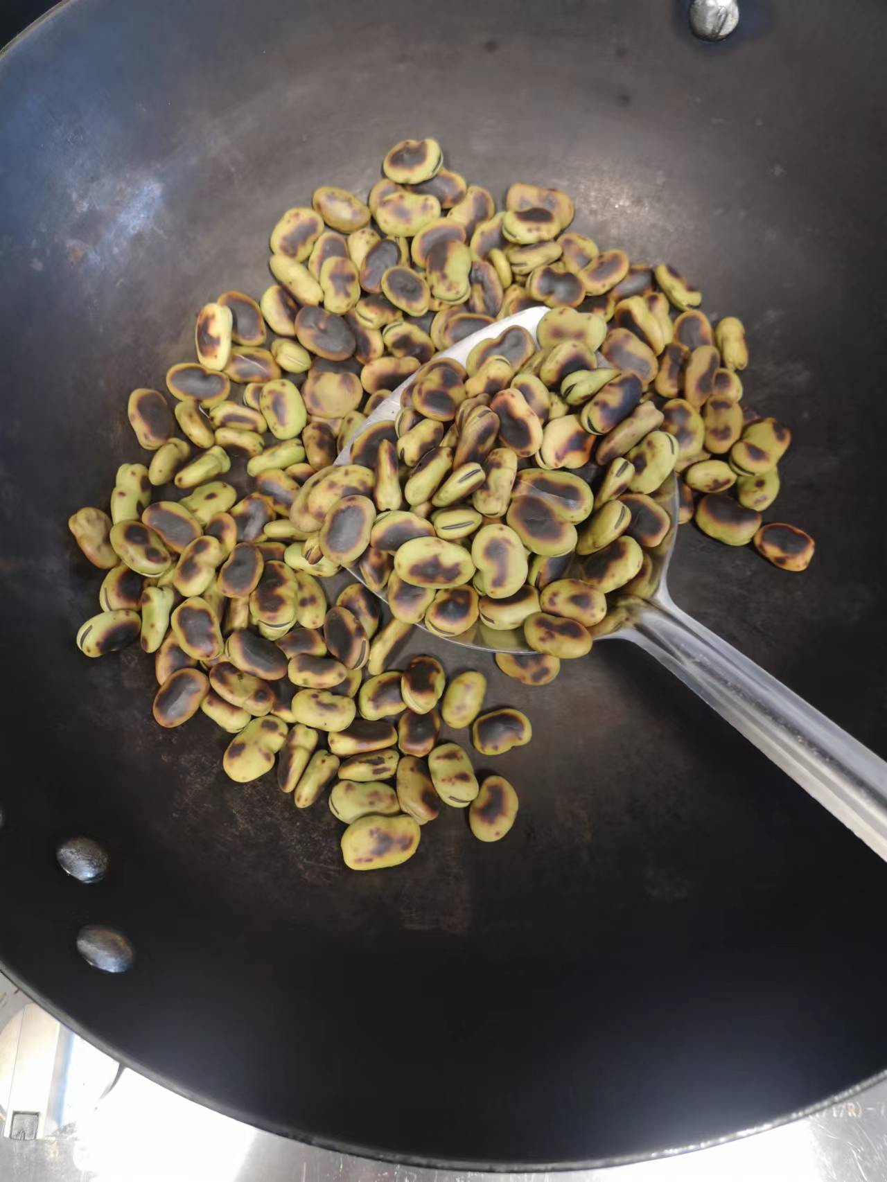 蒜香老蚕豆的做法 步骤2