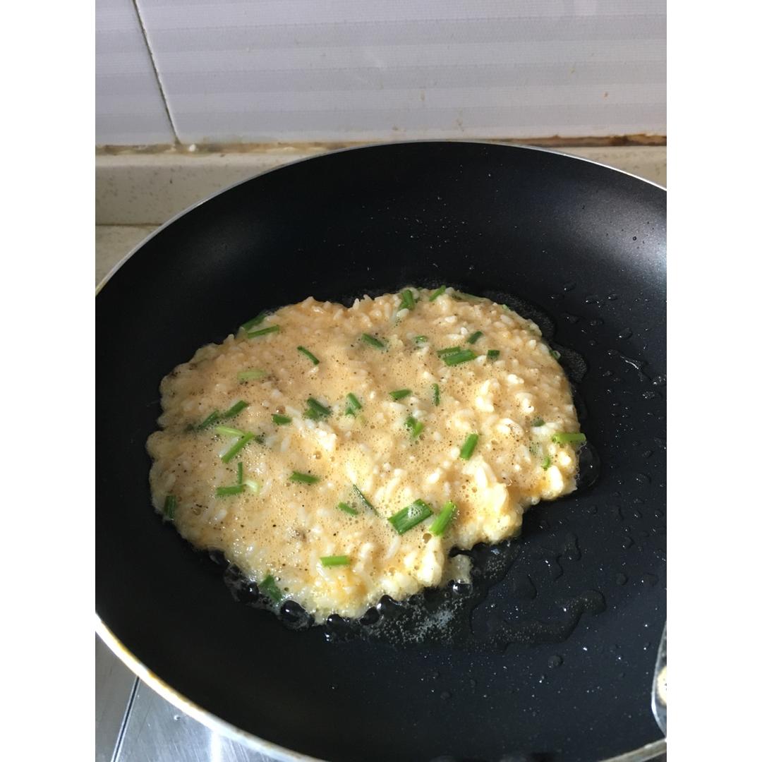 米饭蛋饼（剩米饭煎蛋饼）