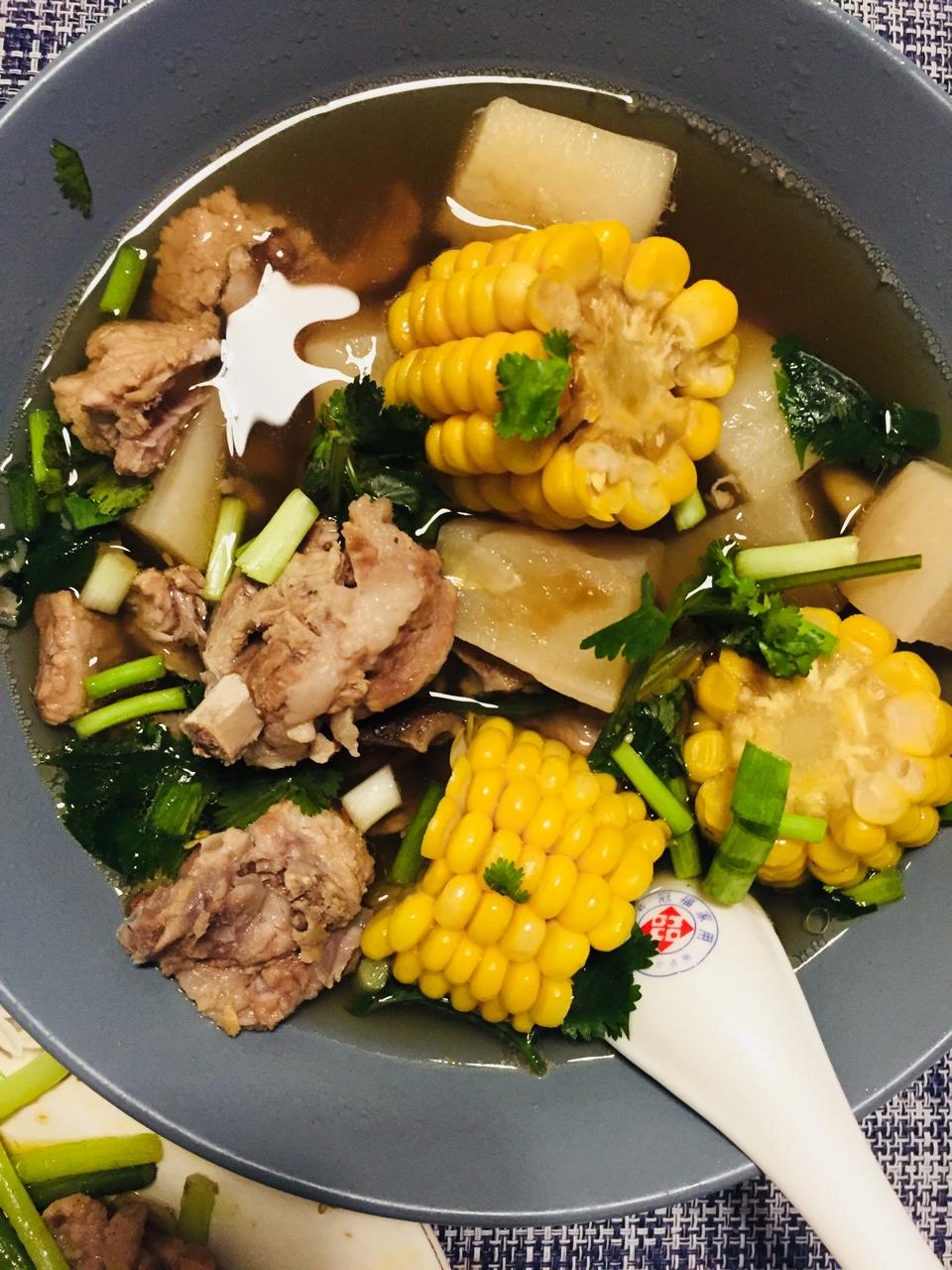 筒骨玉米萝卜汤