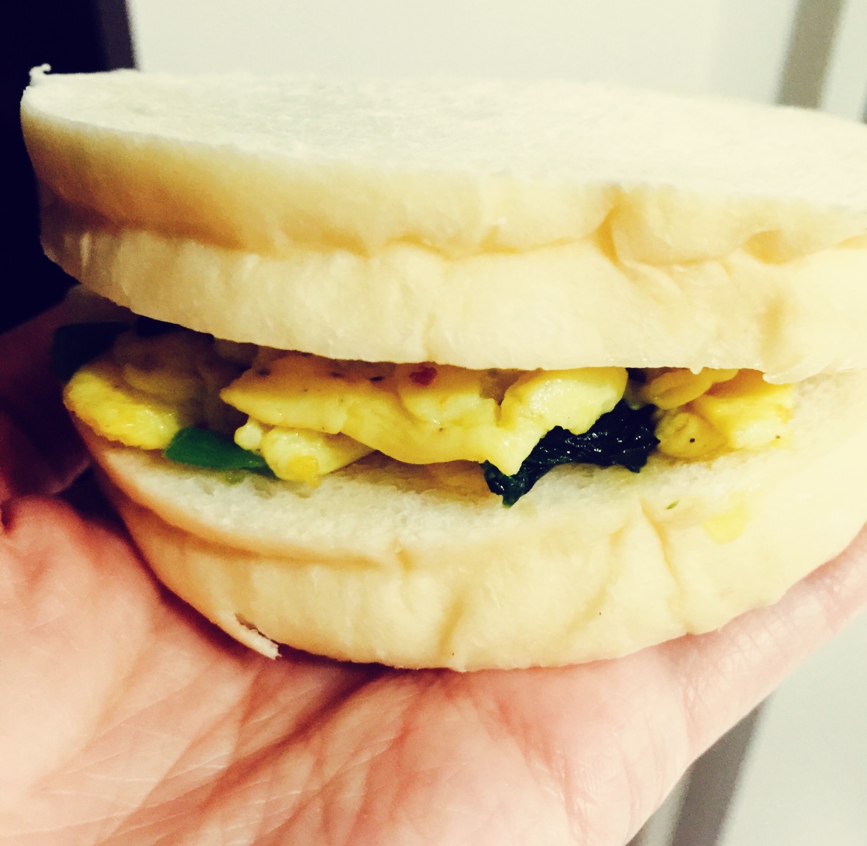 奶油菠菜鸡蛋三明治