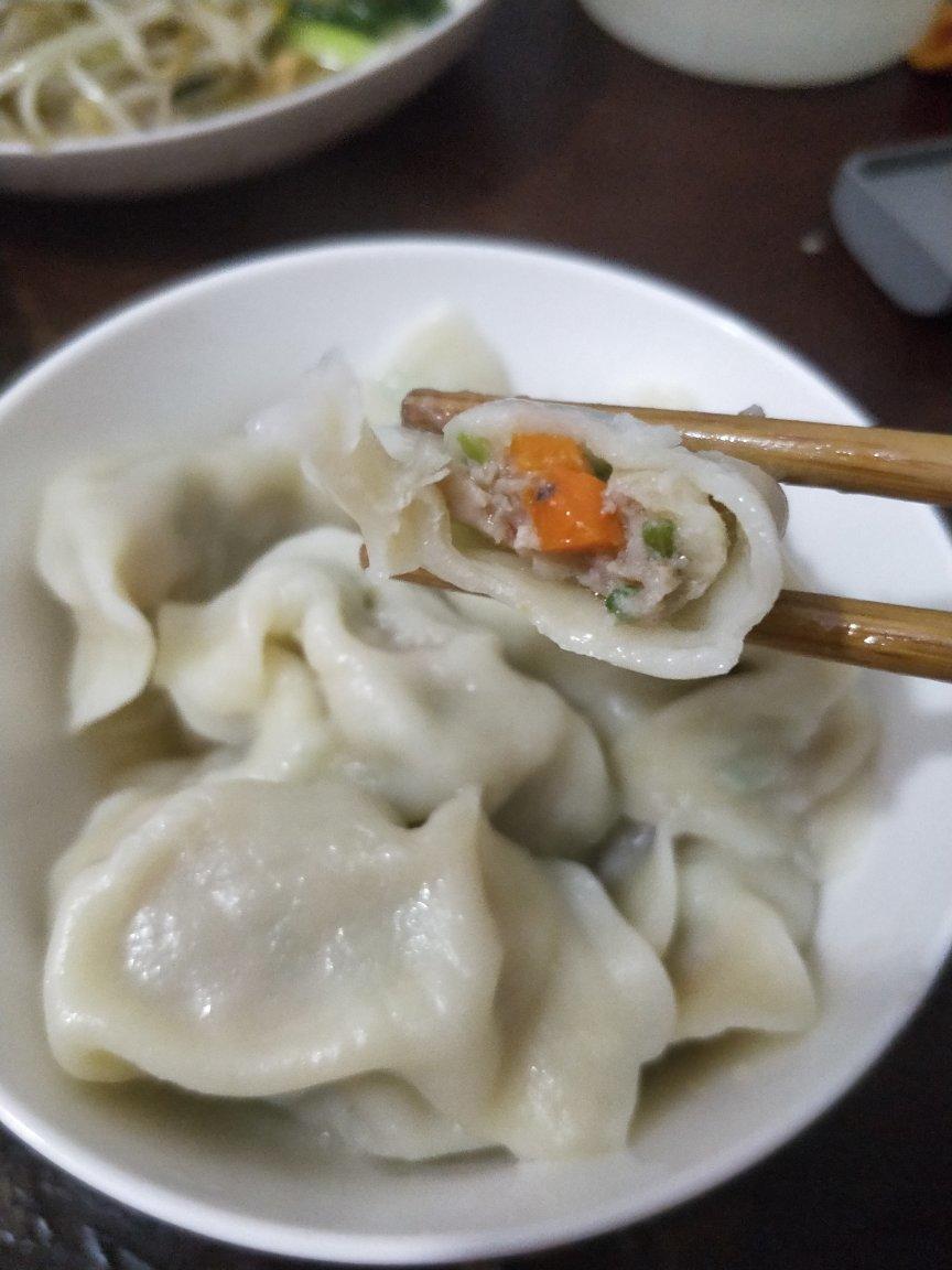 芹菜胡萝卜猪肉水饺