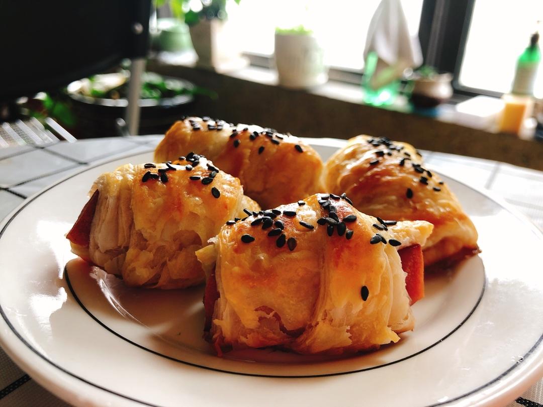 香肠酥皮卷：手抓饼皮还能这样吃，不用和面快速搞定早餐