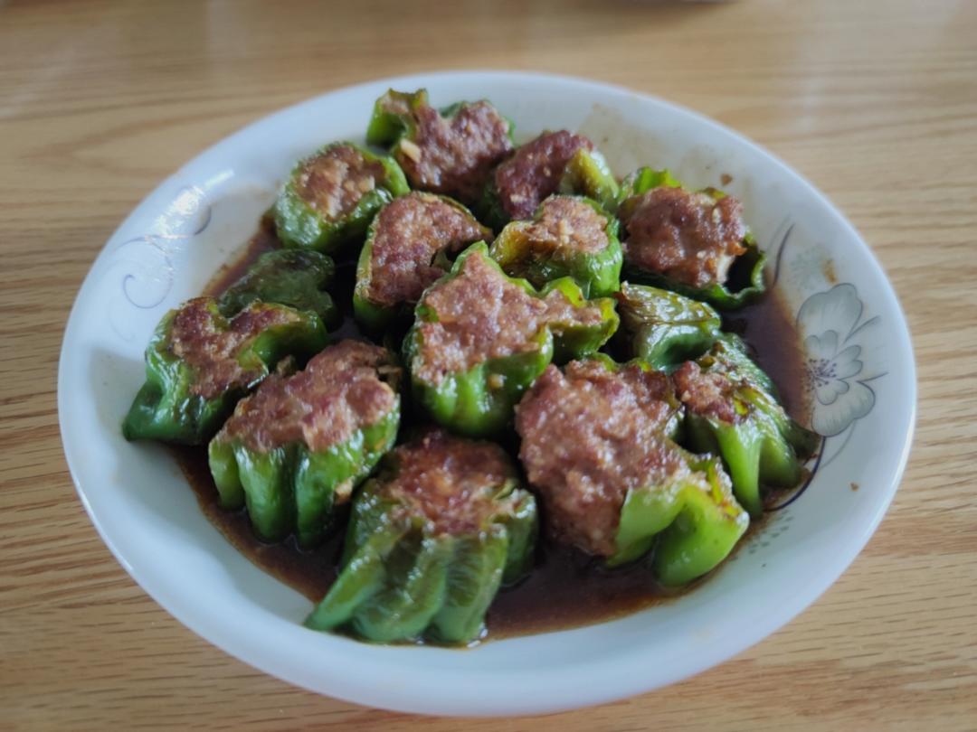 厨师长教你：“青椒酿五花肉”的家常做法，汤汁浓郁，咸香下饭