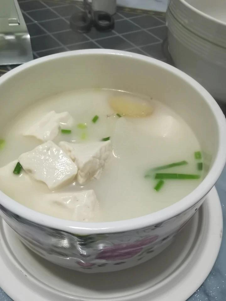 鲫鱼汤(鲫鱼豆腐汤)