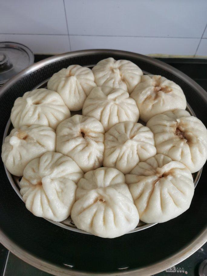 松软多汁的肉包子