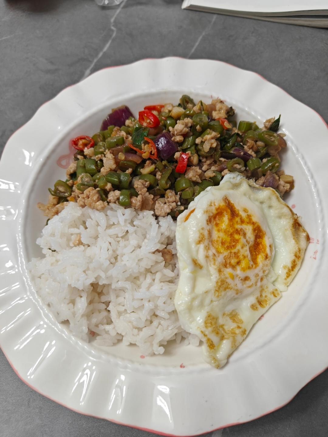 泰式打抛饭（九层塔肉沫）