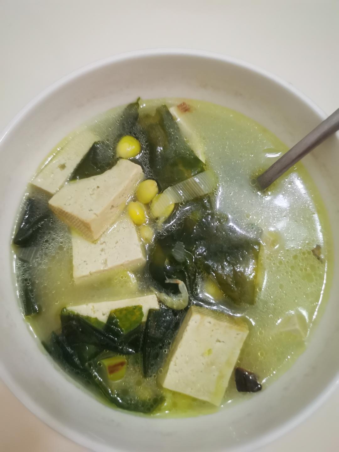 裙带菜豆腐汤