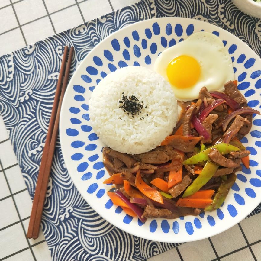 滑嫩的黑椒牛柳盖饭