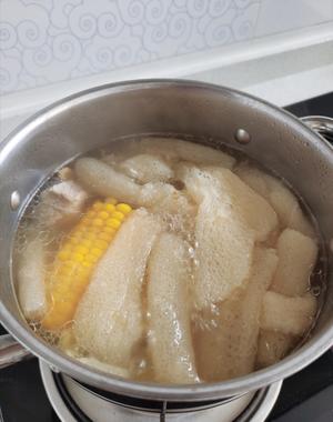 竹荪玉米排骨汤的做法 步骤3