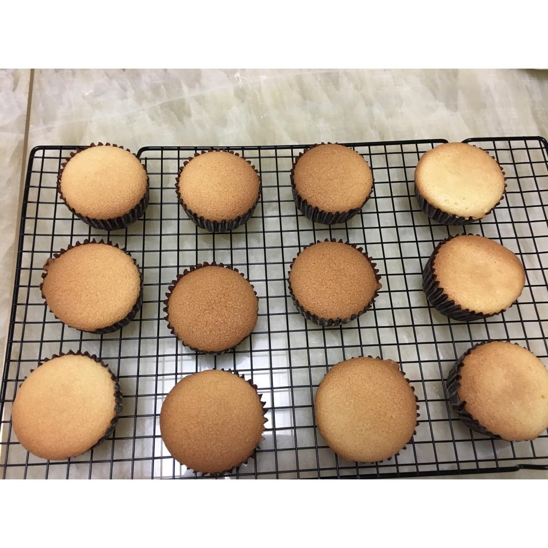 原味海绵纸杯蛋糕（非常适合裱花、盖糖皮的cupcake方子）