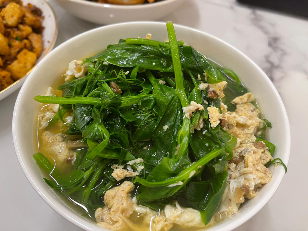 豌豆尖煎蛋汤
