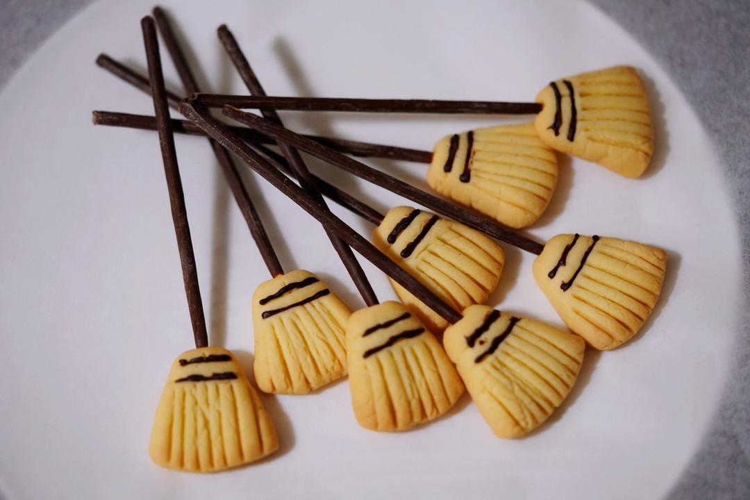 万圣节!女巫的扫帚饼干