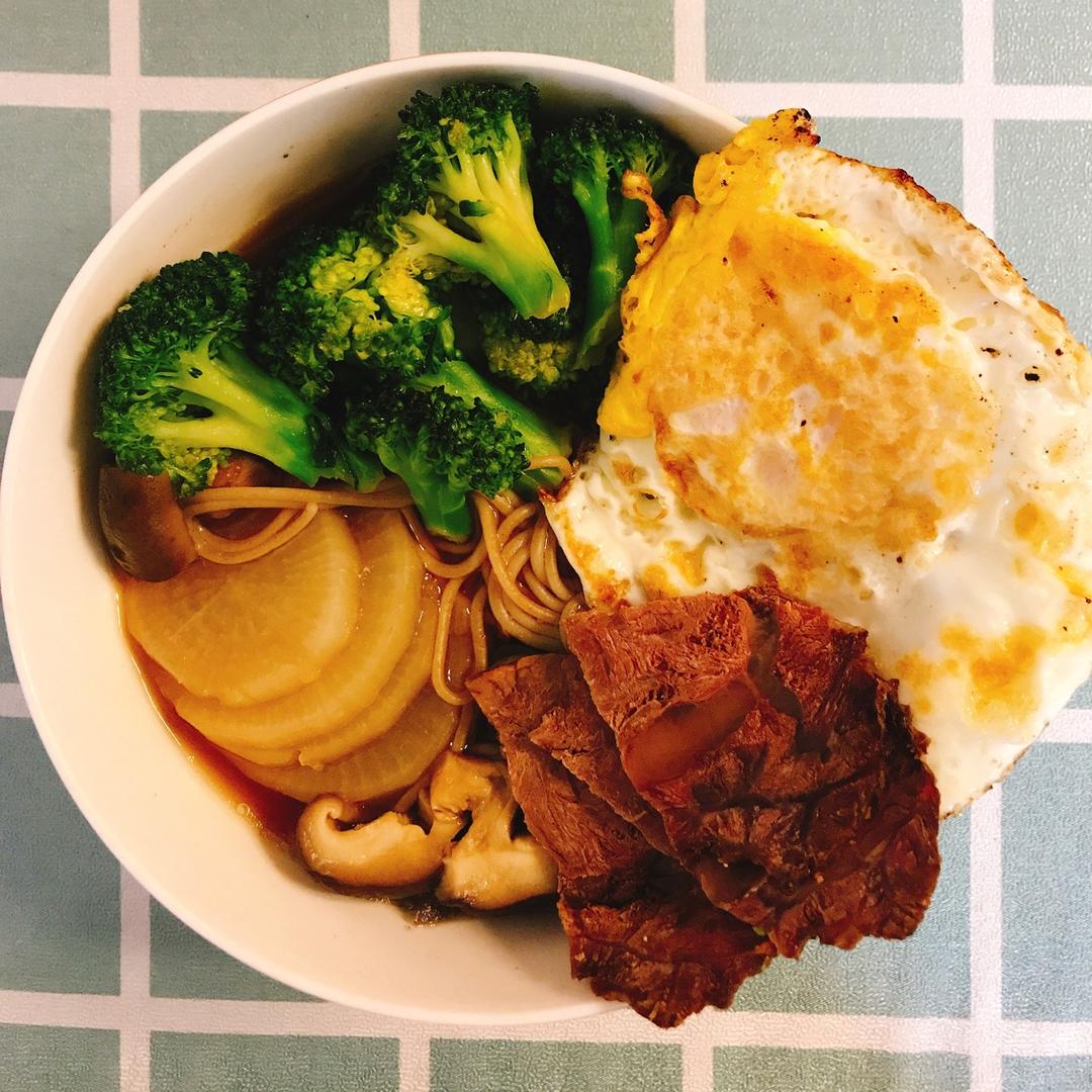 鸡腿时蔬荞麦面