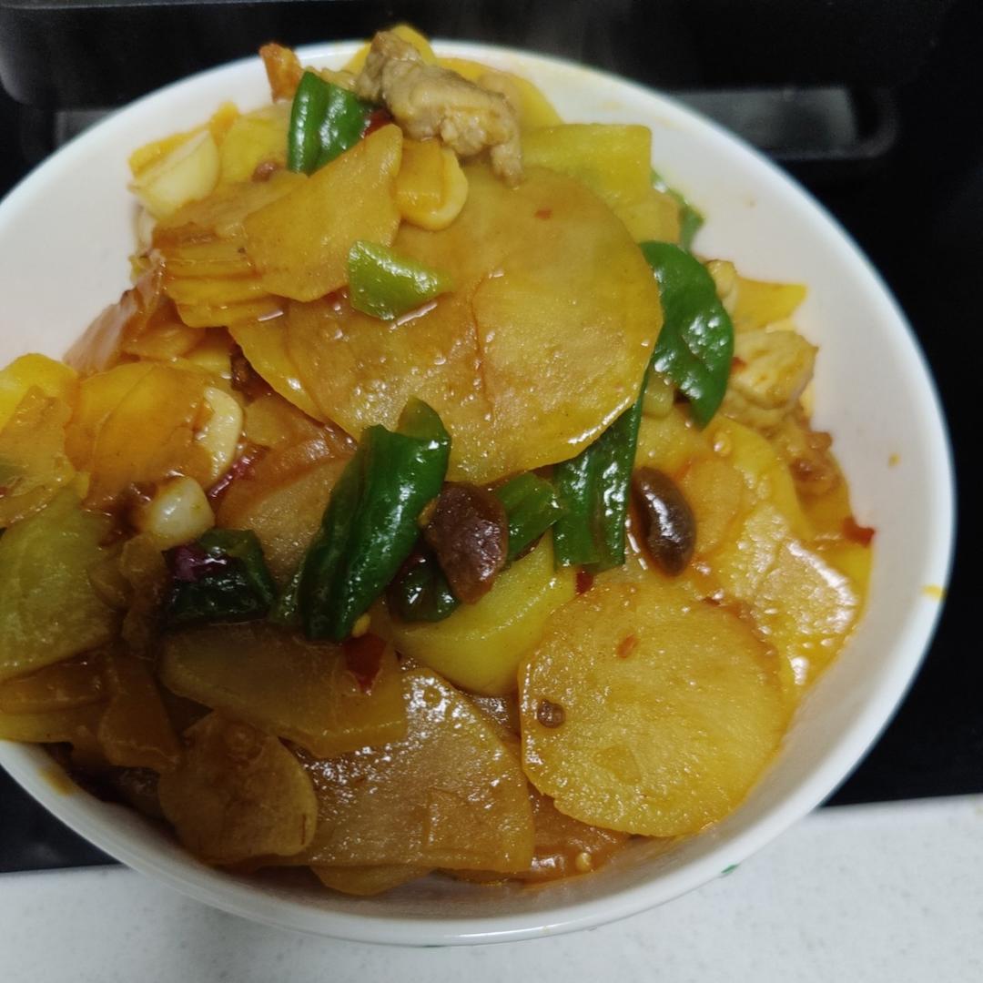 好久没吃肉了，做个土豆片炒肉，这样炒很下饭呀😄
