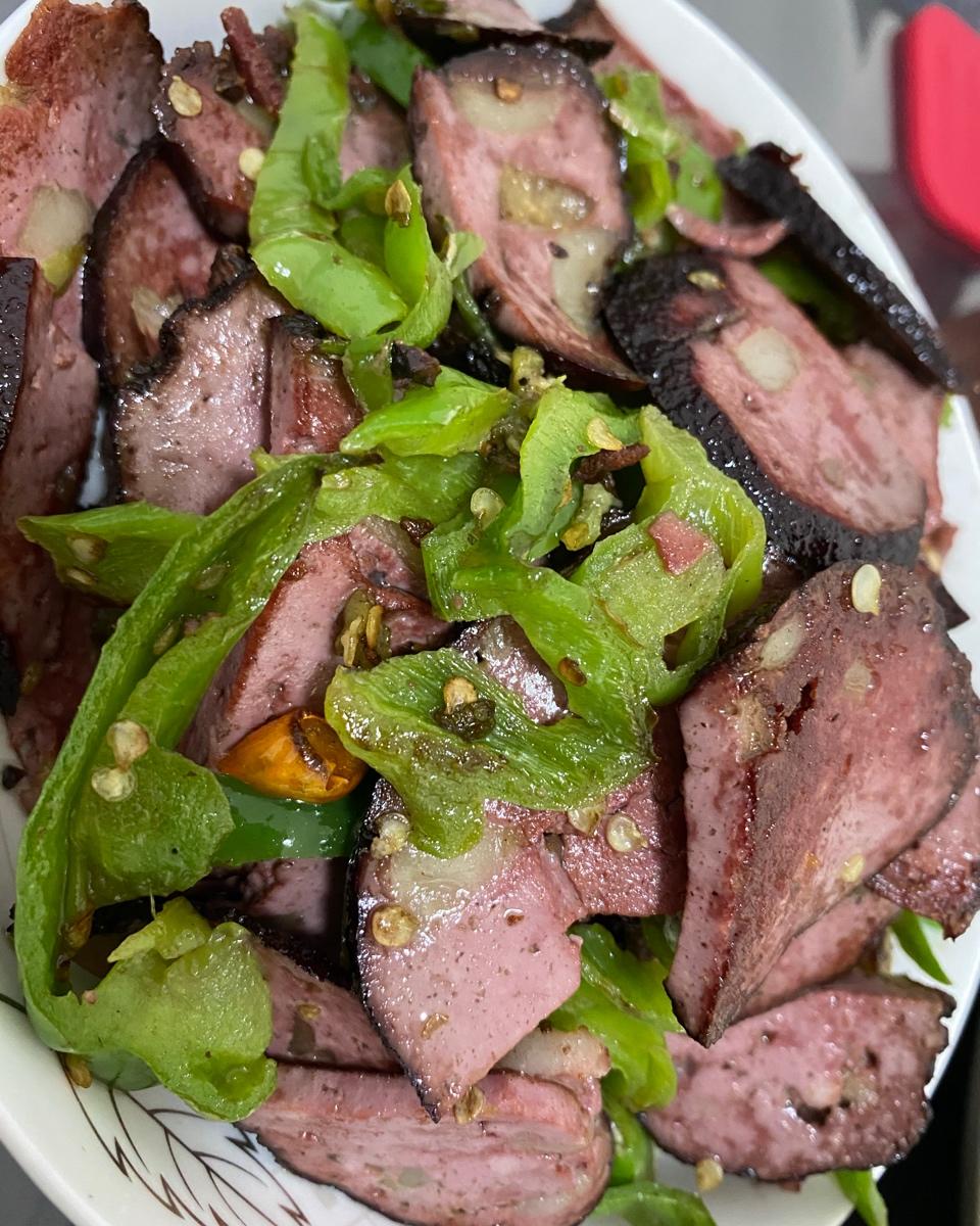 腊肉炒猪血丸子