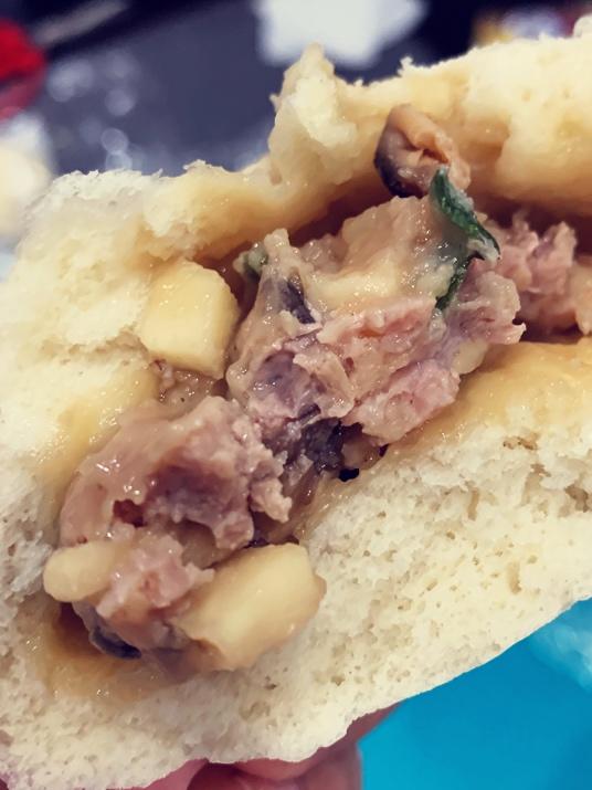 鲜嫩多汁的生肉包