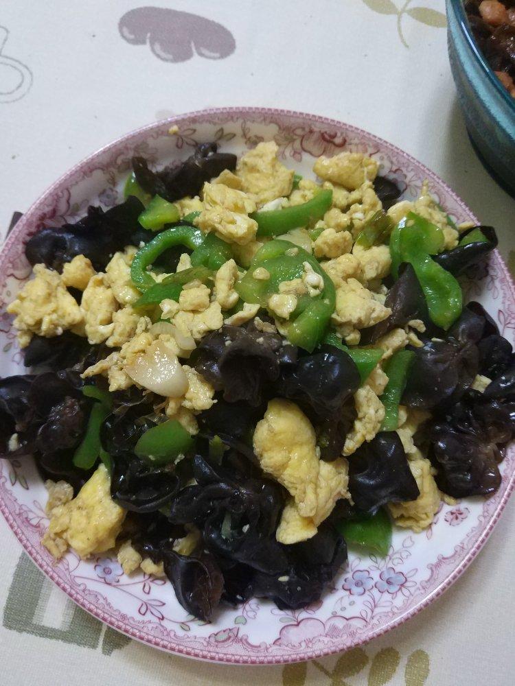 青椒鸡蛋炒木耳