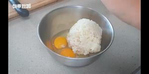 超简单正宗| 韩式蛋炒饭的做法 步骤3