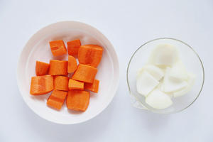 奶香胡萝卜洋葱汤（宝宝辅食）的做法 步骤2