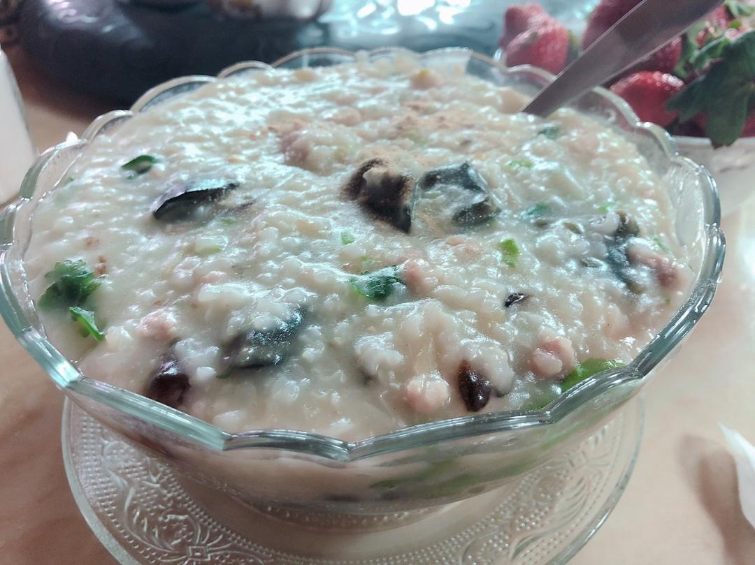 瑶柱皮蛋瘦肉粥