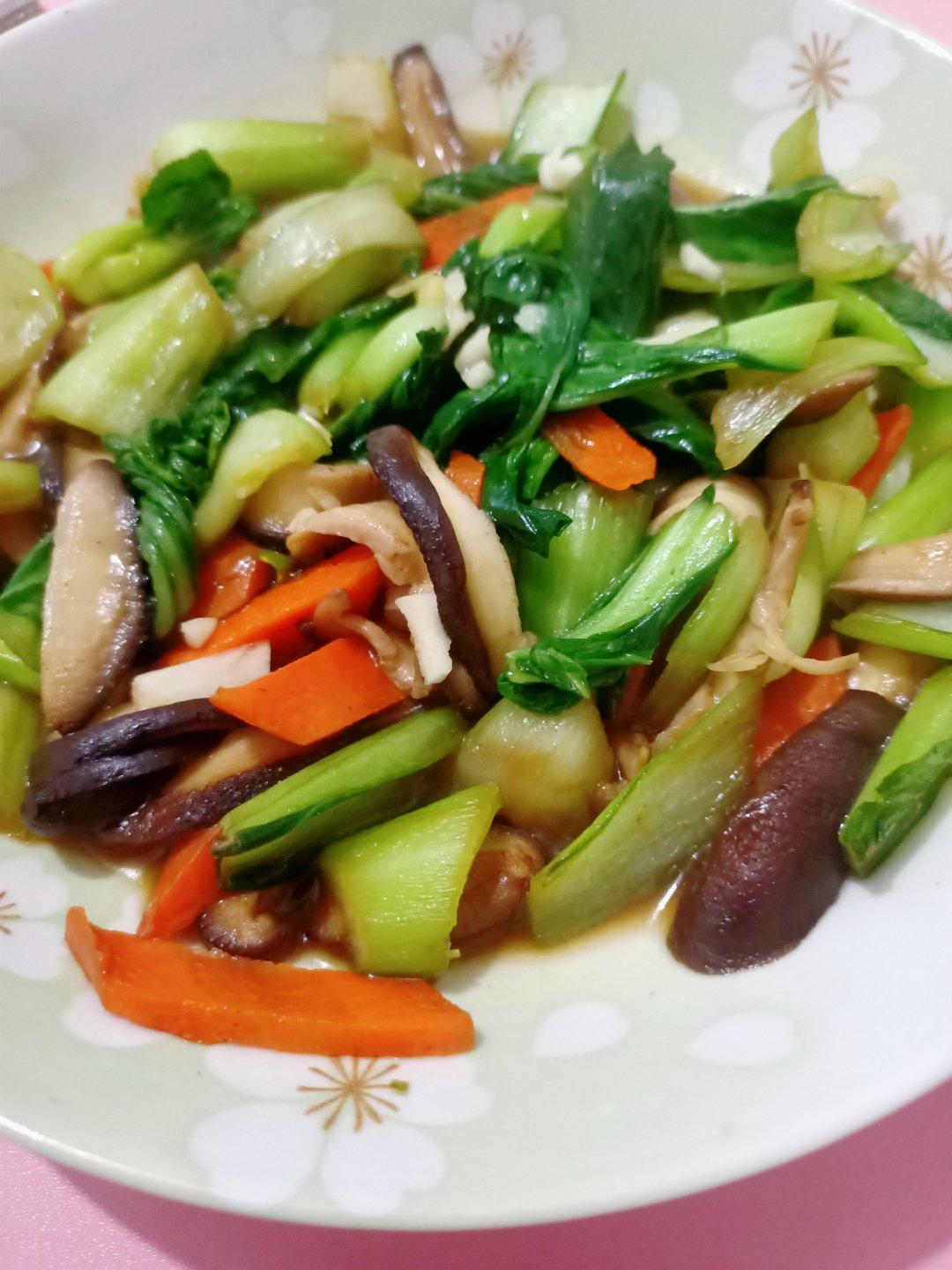 好看的胡萝卜油菜炒香菇