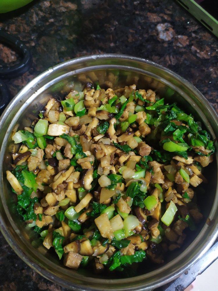 青菜香菇胡萝卜肉丁包子馅，青菜嘎嘣脆，秋冬来上一笼热腾腾的包子