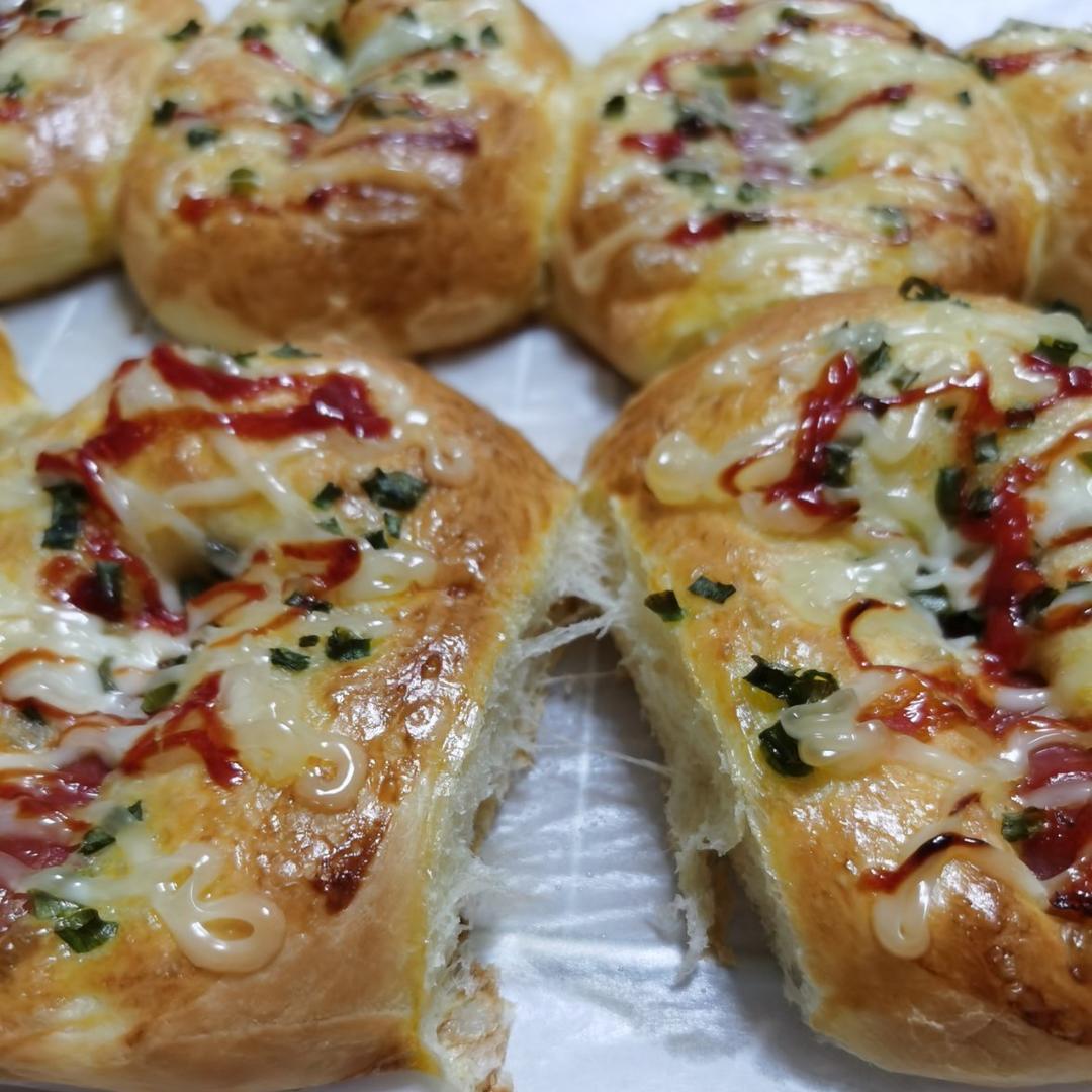 穿高跟鞋的吐司做的面包夹香肠