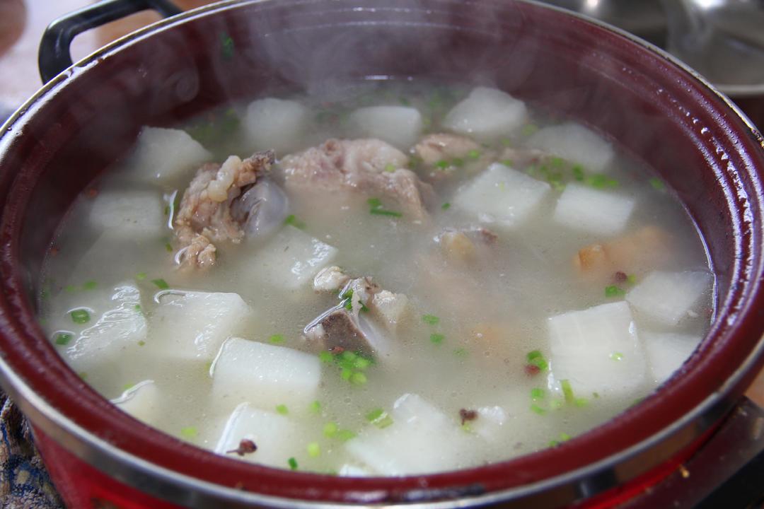 大骨炖萝卜汤