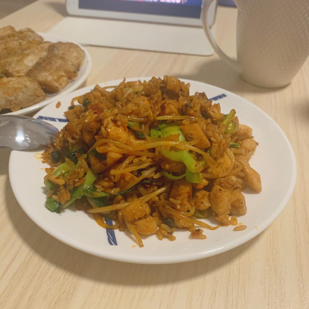 是销魂路边摊味道的老干妈鸡肉杂菜炒饭