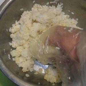 蛋炒饭炒米的做法 步骤2
