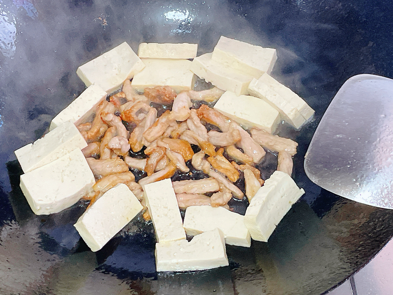 猪肉豆腐蘑菇炒白菜的做法 步骤1