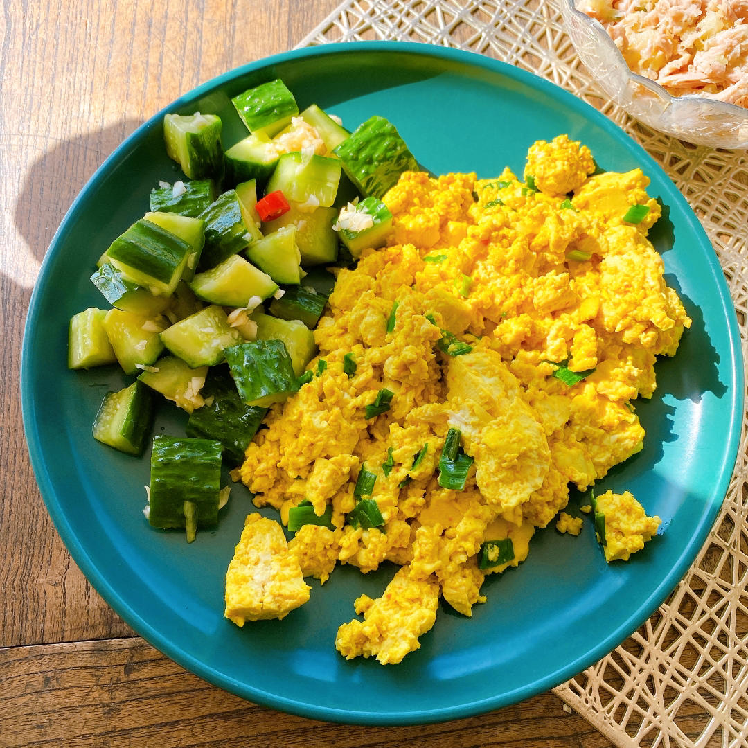 高颜值brunch这么做！姜黄炒豆腐吐司配芦笋