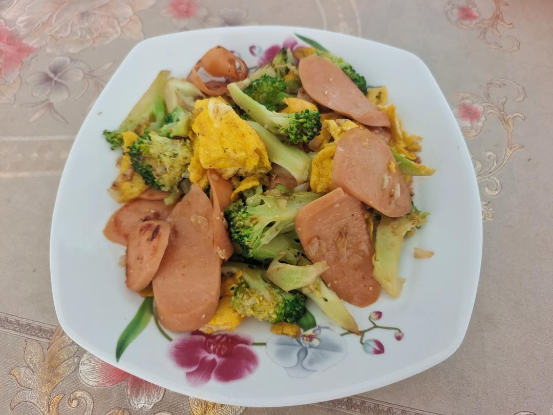 {☀快手晚餐☀}火腿肠滑蛋西兰花