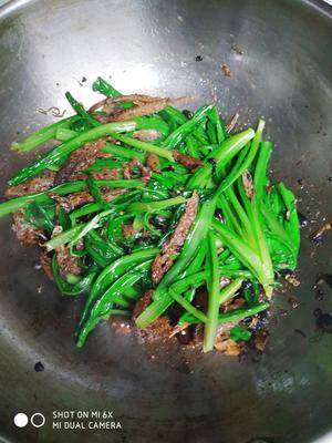 豆豉鲮鱼炒油麦菜的做法 步骤4