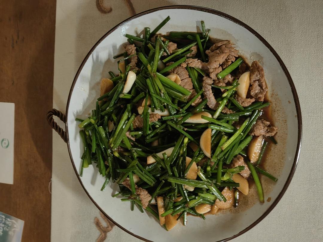 韭菜花炒牛肉丝春天餐桌不可少的一道菜